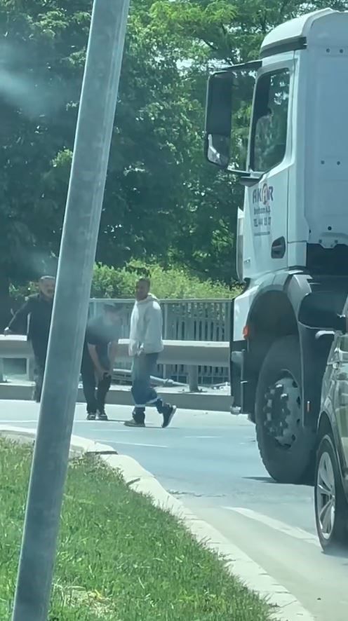 İstanbul'da trafikte silahlı kavga! Polis geniş güvenlik önlemi aldı, yaralılar var - 2. Resim