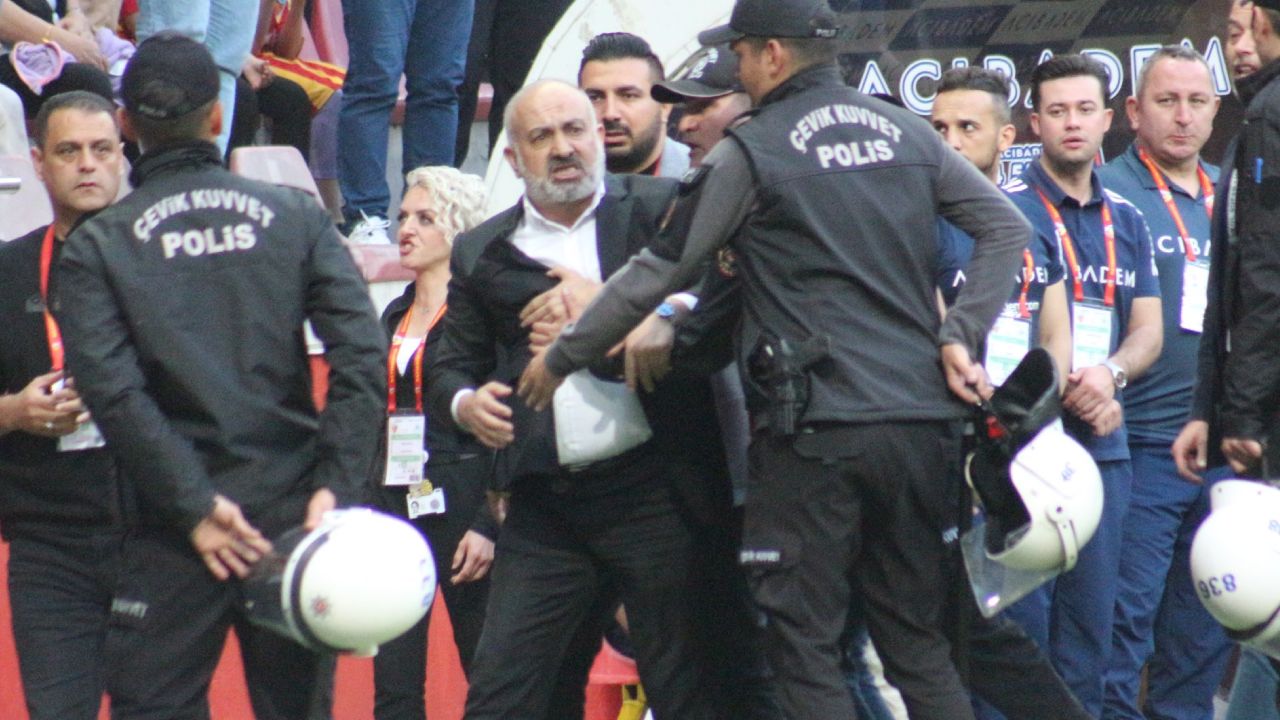 Süper Lig&#039;de bir kriz daha! Hakeme sinirlenen Ali Çamlı sahaya girdi