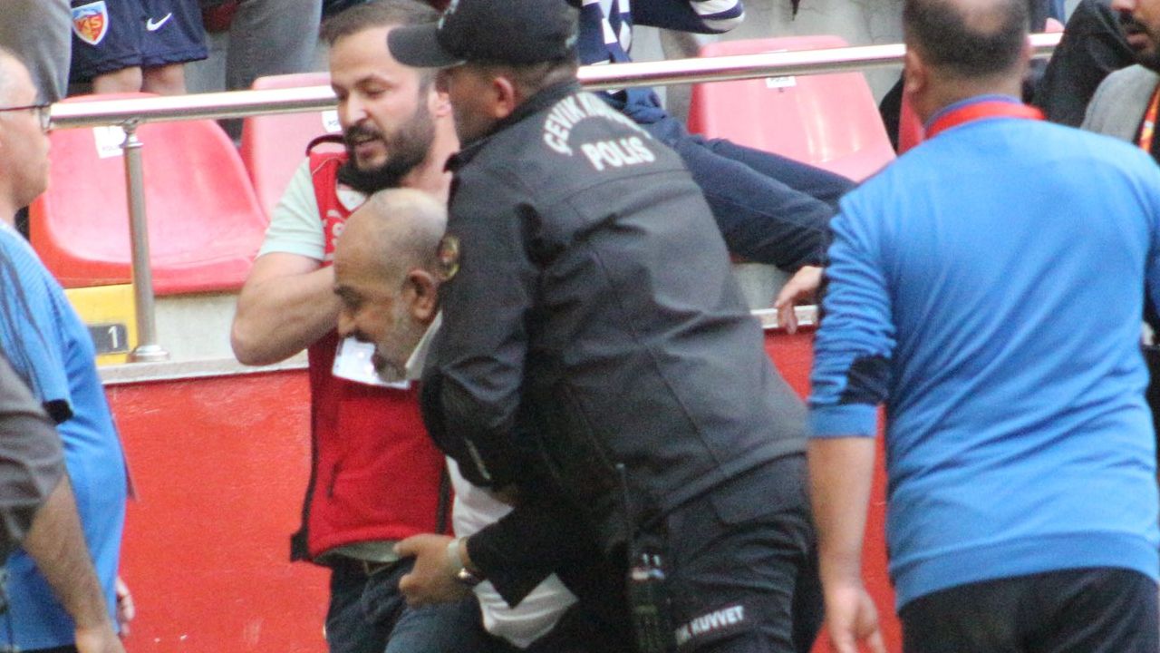 Süper Lig'de bir kriz daha! Hakeme sinirlenen Ali Çamlı sahaya girdi Süper Lig'de bir kriz daha! Hakeme sinirlenen kulüp başkanı sahaya girdi - 1. Resim