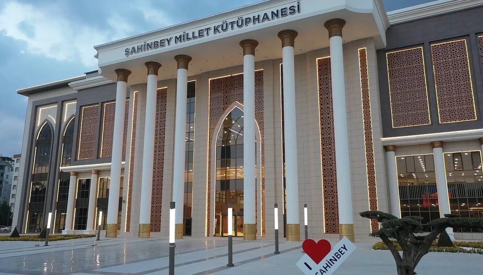 Türkiye'nin en büyük ikinci kütüphanesi açıldı! Şahinbey Millet Kütüphanesi günlük 20 bin kişiye hizmet verebiliyor Türkiye'nin en büyük ikinci kütüphanesi açıldı! Şahinbey Millet Kütüphanesi günlük 20 bin kişiye hizmet verebiliyor - 1. Resim