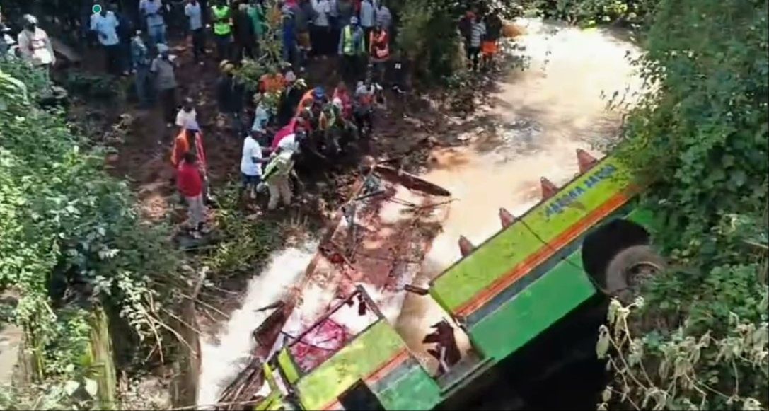 Yolcu otobüsü nehre yuvarlandı! 9 kişi öldü, 17 kişi yaralandı Yolcu otobüsü nehre yuvarlandı! 9 kişi öldü, 17 kişi yaralandı - 1. Resim