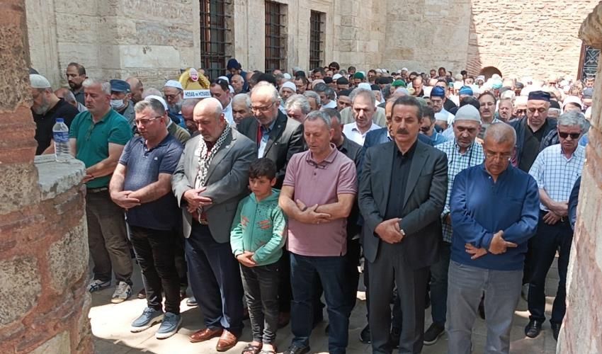 Yüzlerce hafız yetiştirdi: 34 yıl imamlık yaptığı camiden dualarla uğurlandı Yüzlerce hafız yetiştirdi: 34 yıl imamlık yaptığı camiden dualarla uğurlandı - 1. Resim