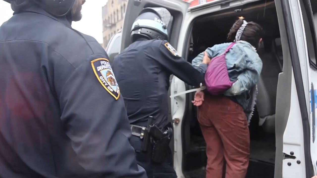 ABD'de skandal görüntüler! Filistin protestosuna ters kelepçeli müdahale ABD'de skandal görüntüler! Filistin protestosuna ters kelepçeli müdahale - 1. Resim