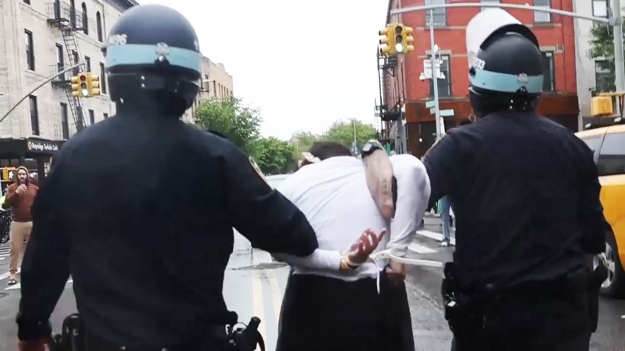 ABD'de skandal görüntüler! Filistin protestosuna ters kelepçeli müdahale ABD'de skandal görüntüler! Filistin protestosuna ters kelepçeli müdahale - 3. Resim