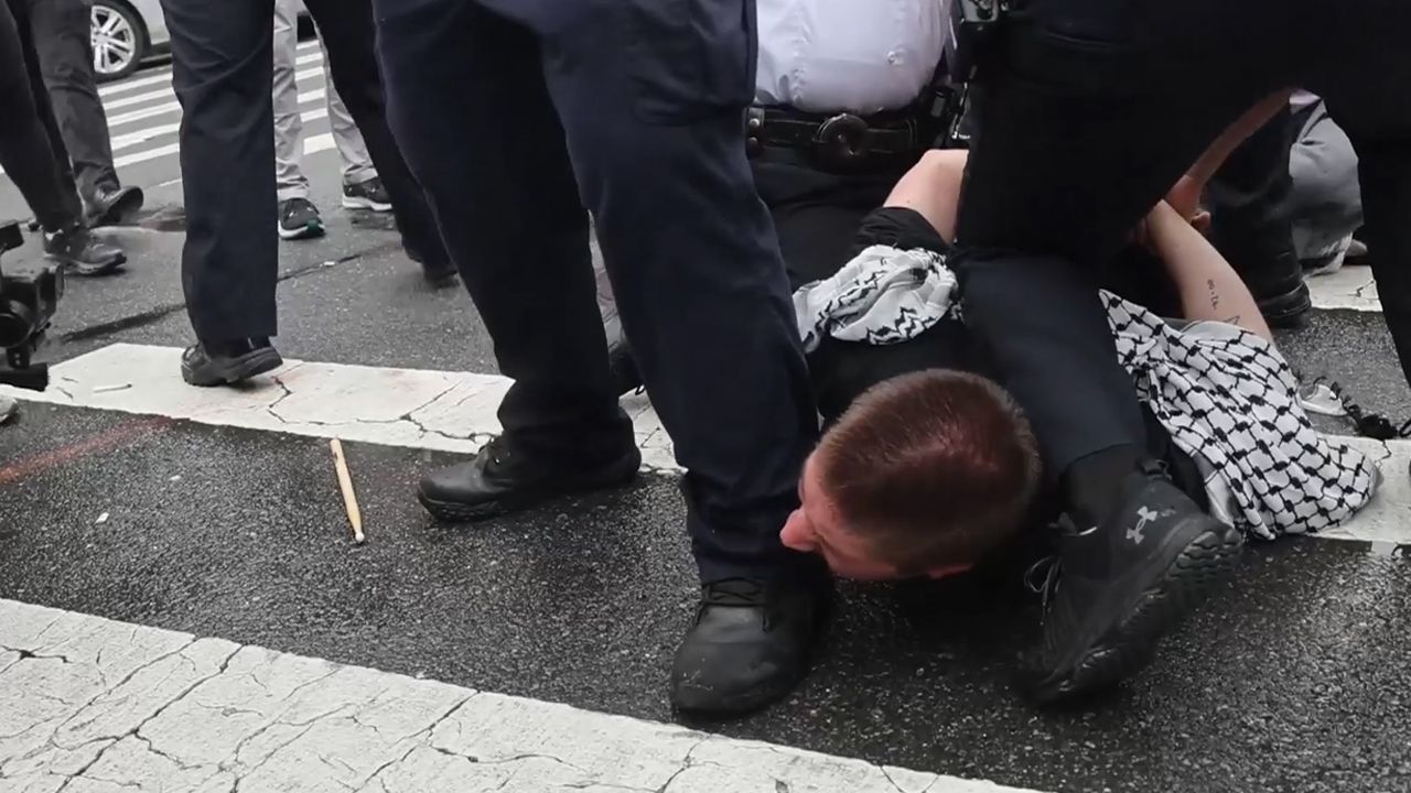 ABD'de skandal görüntüler! Filistin protestosuna ters kelepçeli müdahale ABD'de skandal görüntüler! Filistin protestosuna ters kelepçeli müdahale - 2. Resim