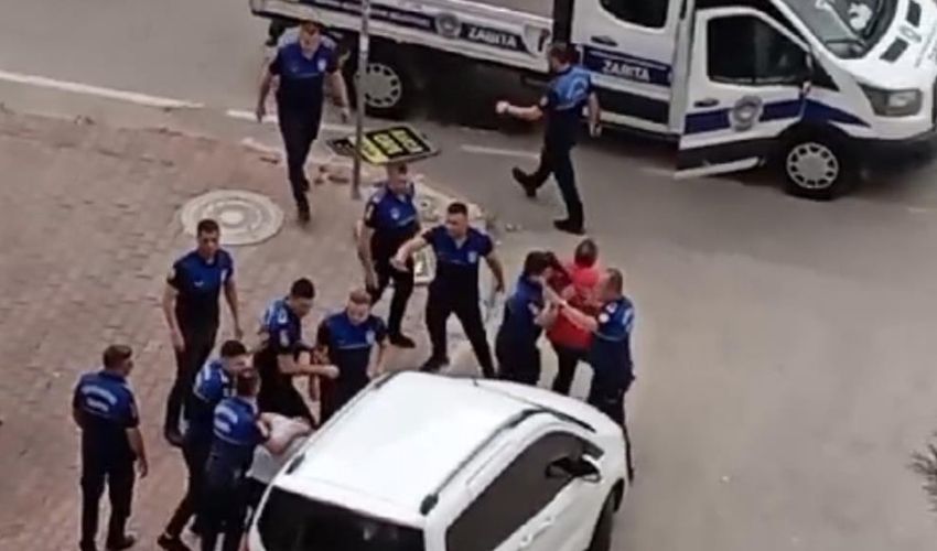 Adana’da dehşet dakikaları! Zabıtaya bıçakla saldırdı, o anlar kamerada Adana’da dehşet dakikaları! Zabıtaya bıçakla saldırdı, o anlar kamerada - 2. Resim