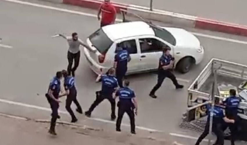 Adana’da dehşet dakikaları! Zabıtaya bıçakla saldırdı, o anlar kamerada Adana’da dehşet dakikaları! Zabıtaya bıçakla saldırdı, o anlar kamerada - 1. Resim