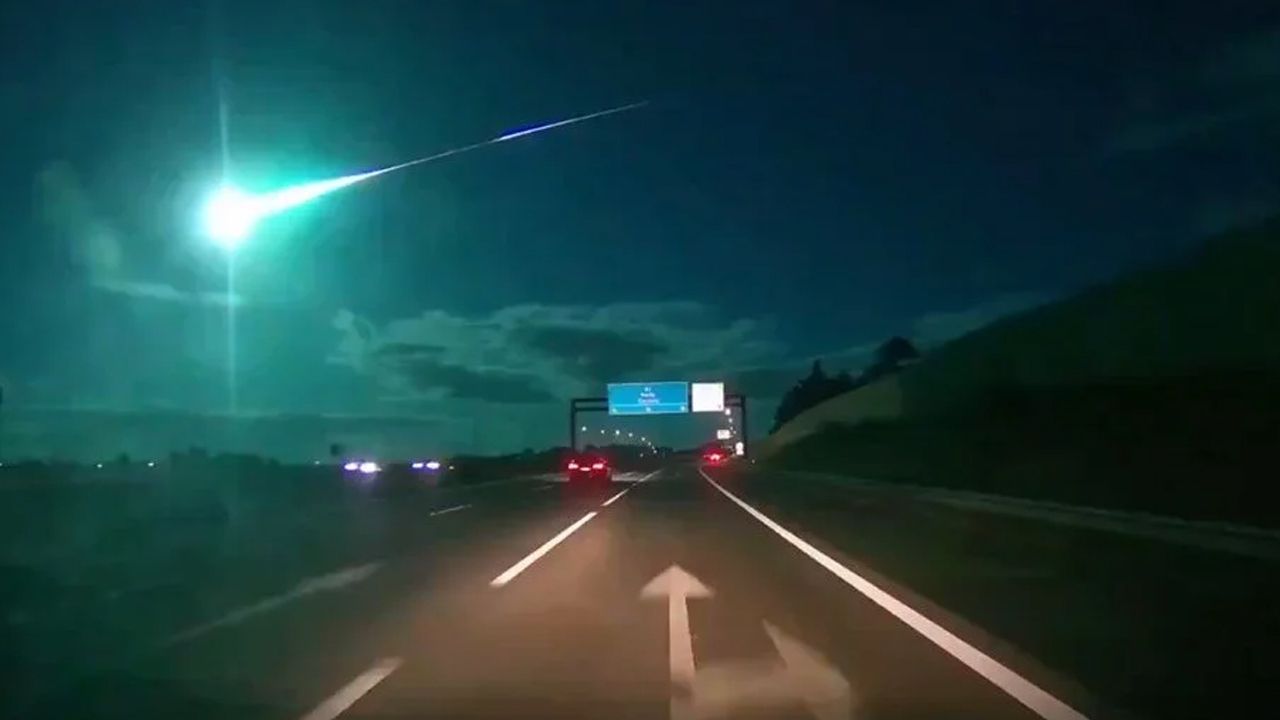 Adeta mavi renkte bir ateş topu! İki ülkede görülen göktaşı geceyi aydınlattı Adeta mavi renkte bir ateş topu! İki ülkede görülen göktaşı geceyi aydınlattı - 1. Resim
