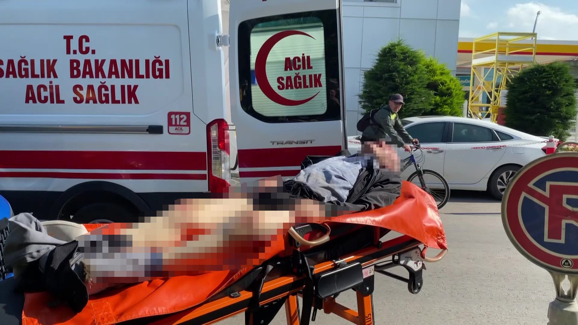 Aşırı alkol sebebiyle ayakta duramadı, "Tansiyonum var" dedi - 2. Resim