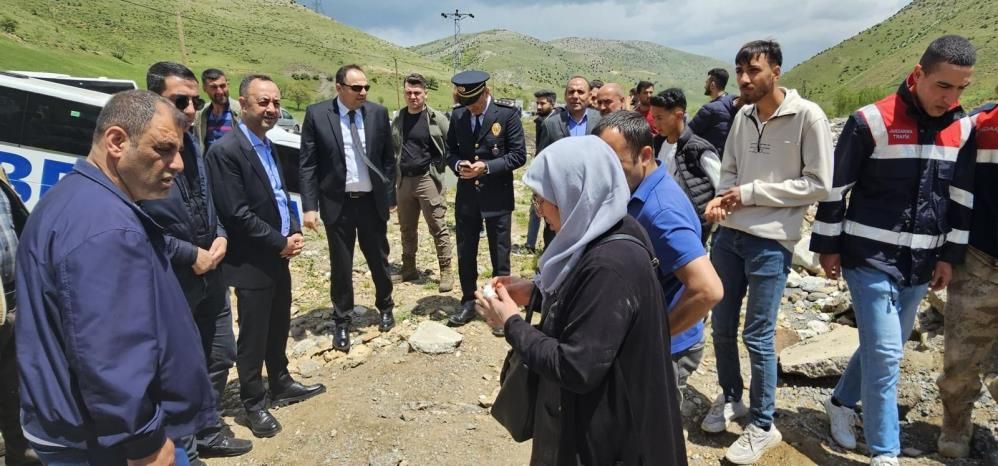Bitlis'te yolcu otobüsü dereye devrildi, yaralılar var Bitlis'te yolcu otobüsü dereye devrildi, yaralılar var - 2. Resim
