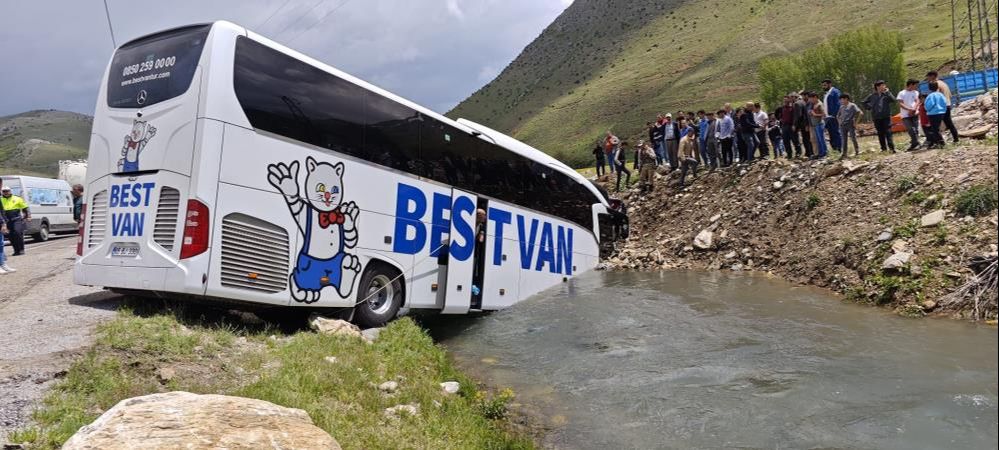 Bitlis'te yolcu otobüsü dereye devrildi, yaralılar var Bitlis'te yolcu otobüsü dereye devrildi, yaralılar var - 3. Resim