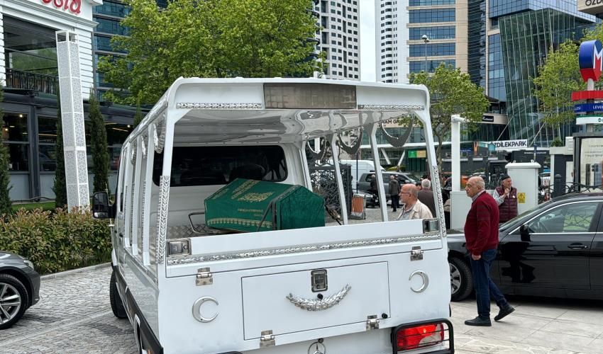 Duayen sunucu Erkan Yolaç son yolculuğuna uğurlandı Duayen sunucu Erkan Yolaç son yolculuğuna uğurlandı - 4. Resim