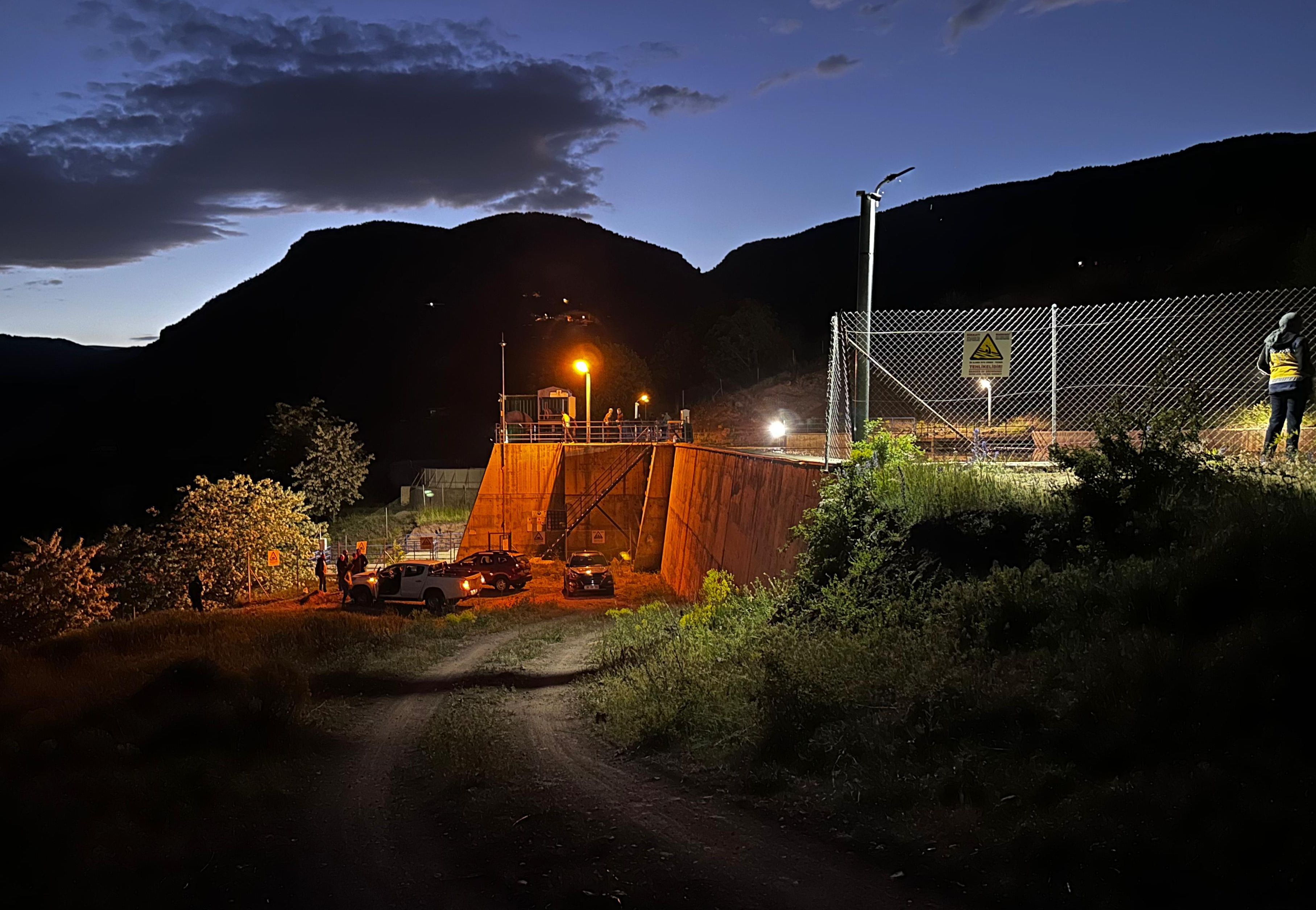 Ekipler seferber olmuştu! Su kanalından cansız bedenleri çıktı - 1. Resim