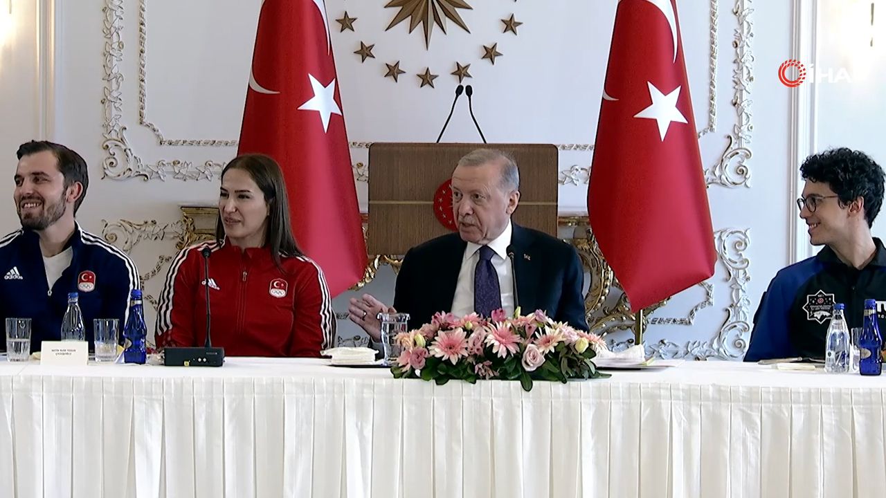 Erdoğan ile milli güreşçi arasında dikkat çeken diyalog: Tipin de bu işe çok müsait, boynun kırılmasın ha Erdoğan ile milli güreşçi arasında dikkat çeken diyalog: Tipin de bu işe çok müsait, boynun kırılmasın ha - 1. Resim