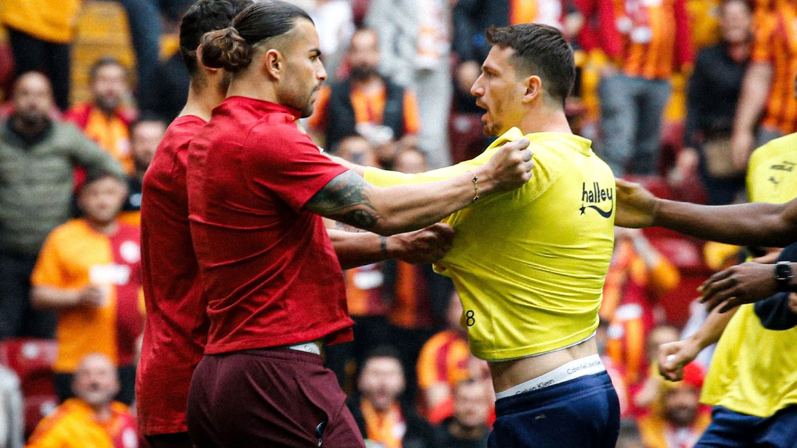 Galatasaray - Fenerbahçe derbisi öncesi kavga çıktı Galatasaray - Fenerbahçe derbisi öncesi olay çıktı - 1. Resim