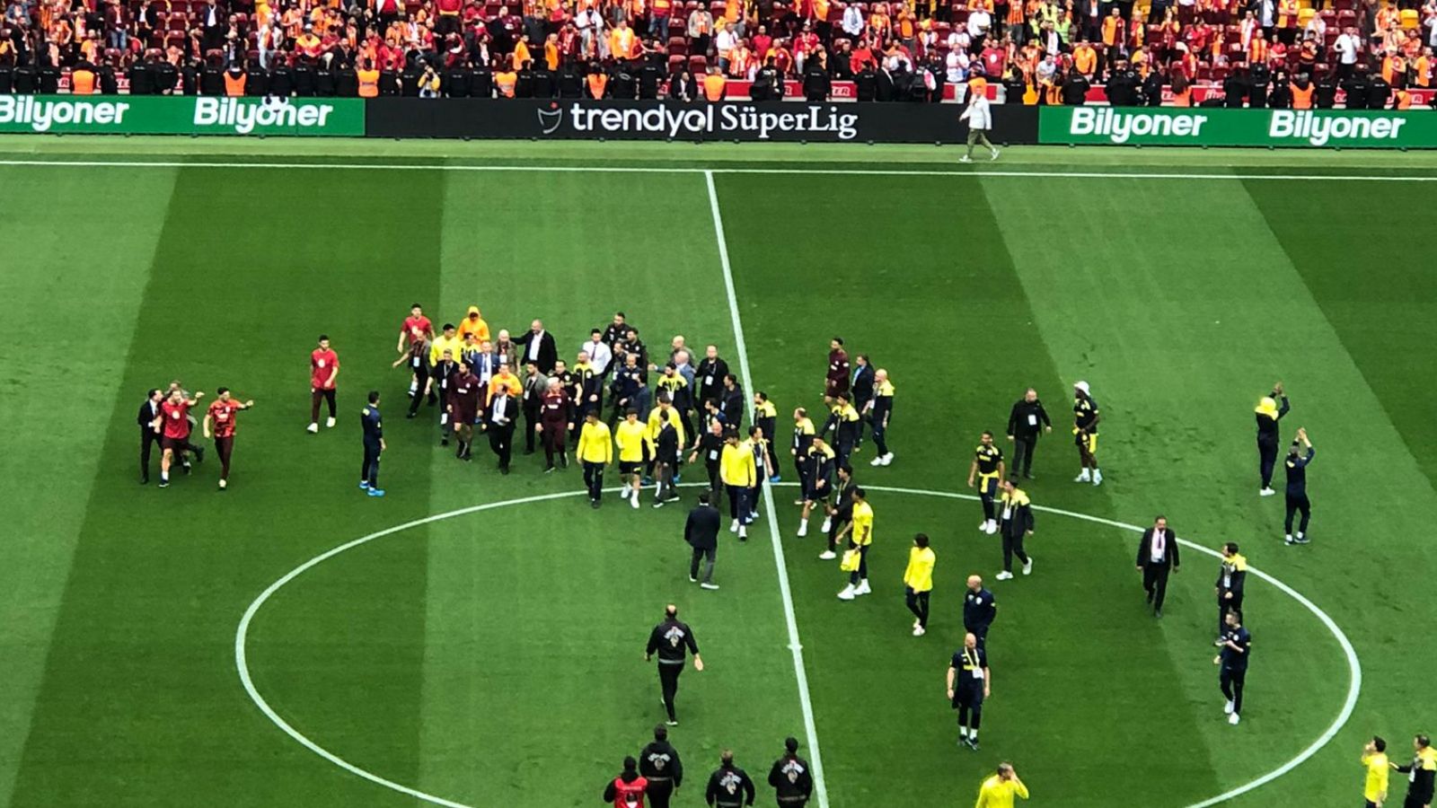 Galatasaray - Fenerbahçe derbisi öncesi kavga çıktı Galatasaray - Fenerbahçe derbisi öncesi olay çıktı - 2. Resim