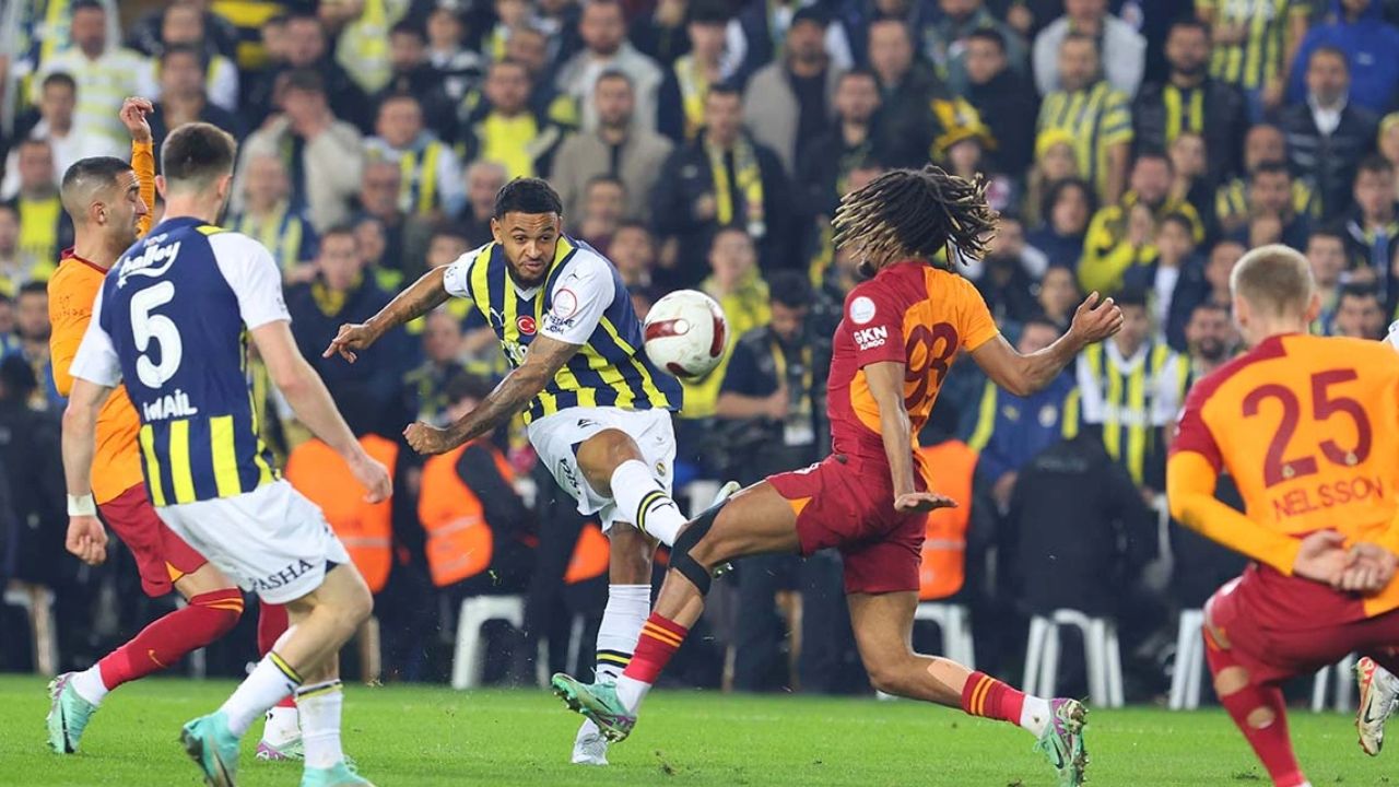 Şampiyonluk son hafta belli olacak! Fenerbahçe, Galatasaray'ı deplasmanda devirdi Galatasaray, Fenerbahçe'yi ağırlıyor! Derbide muhtemel 11'ler... - 3. Resim