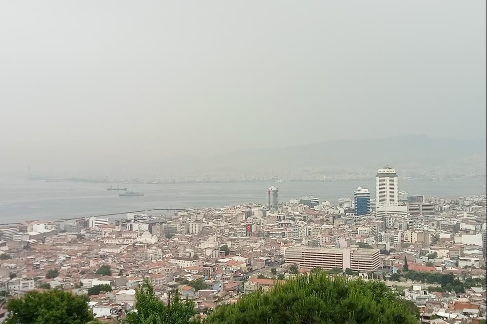 İzmir'i çöl tozu kapladı! Arabalara resmen çamur yağdı İzmir'i çöl tozu kapladı! Arabalara resmen çamur yağdı - 1. Resim