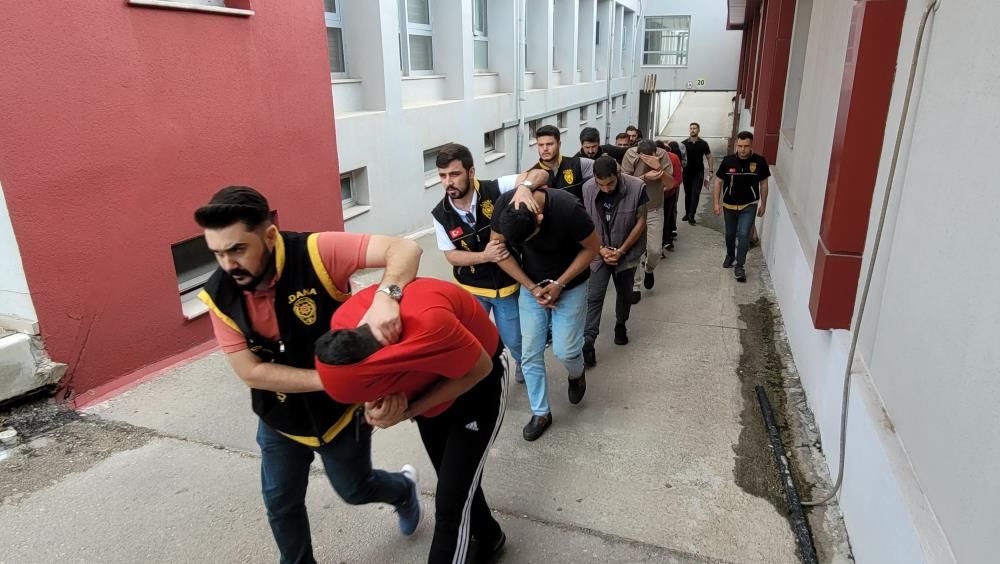 Müstehcen fotoğrafla vurgun! Onlarca kişiyi bu yöntemle çarptılar Müstehcen fotoğrafla vurgun! Onlarca kişiyi bu yöntemle çarptılar - 2. Resim