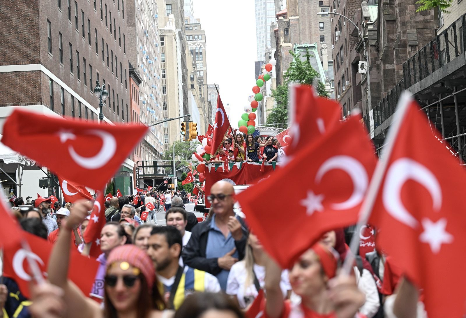 New York sokakları ay yıldızlı bayraklarla donatıldı! Türk Günü Yürüyüşü'nde büyük coşku - 1. Resim