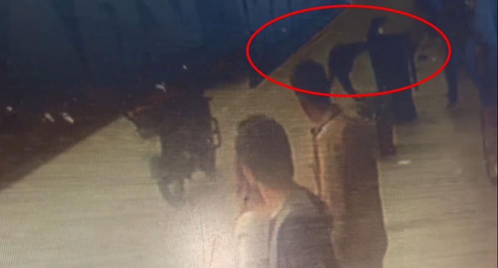 Kavgadan kaçan adam arabanın altına düştü! - 1. Resim