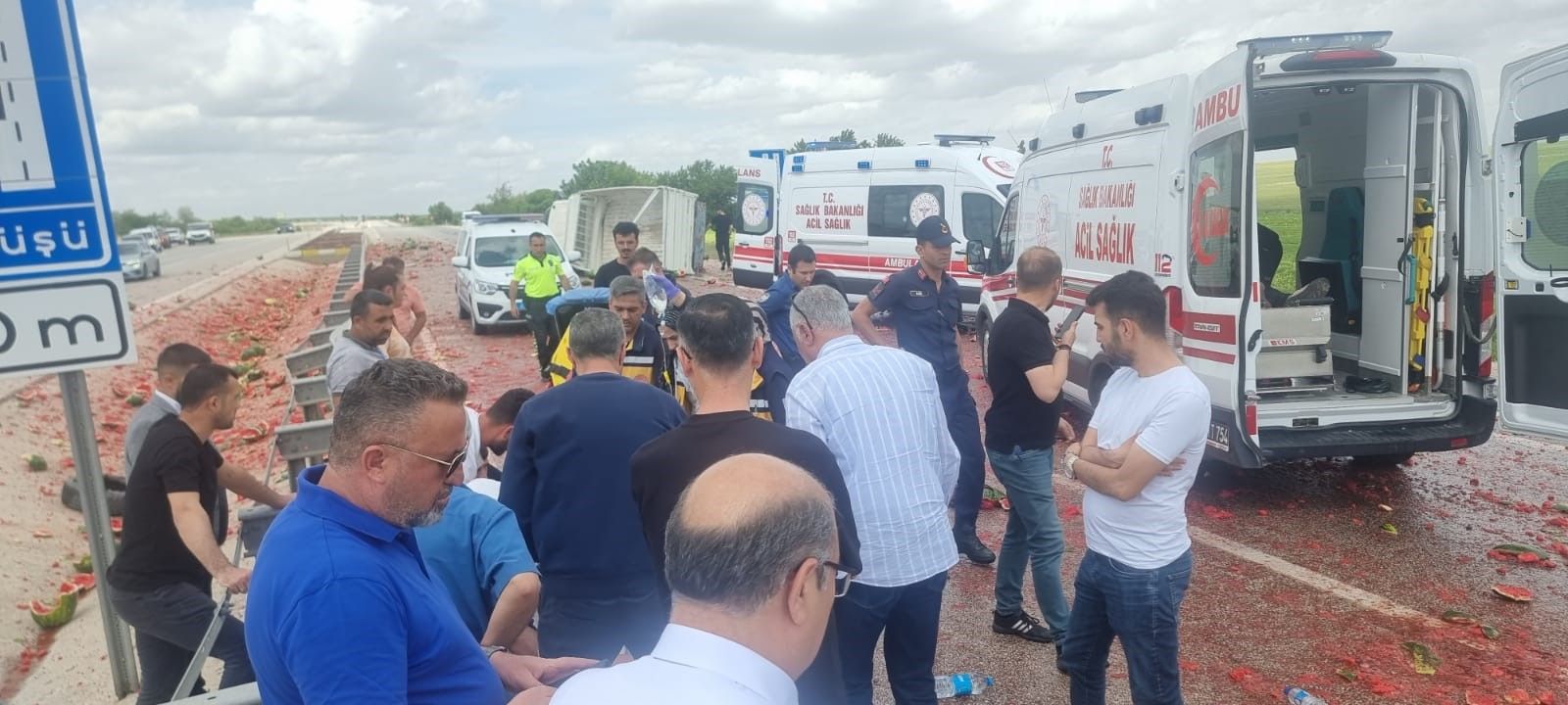 Konya'da yol kırmızıya boyandı! Karpuz yüklü kamyonet devrildi, yaralılar var Konya'da yol kırmızıya boyandı! Karpuz yüklü kamyonet devrildi, yaralılar var - 3. Resim