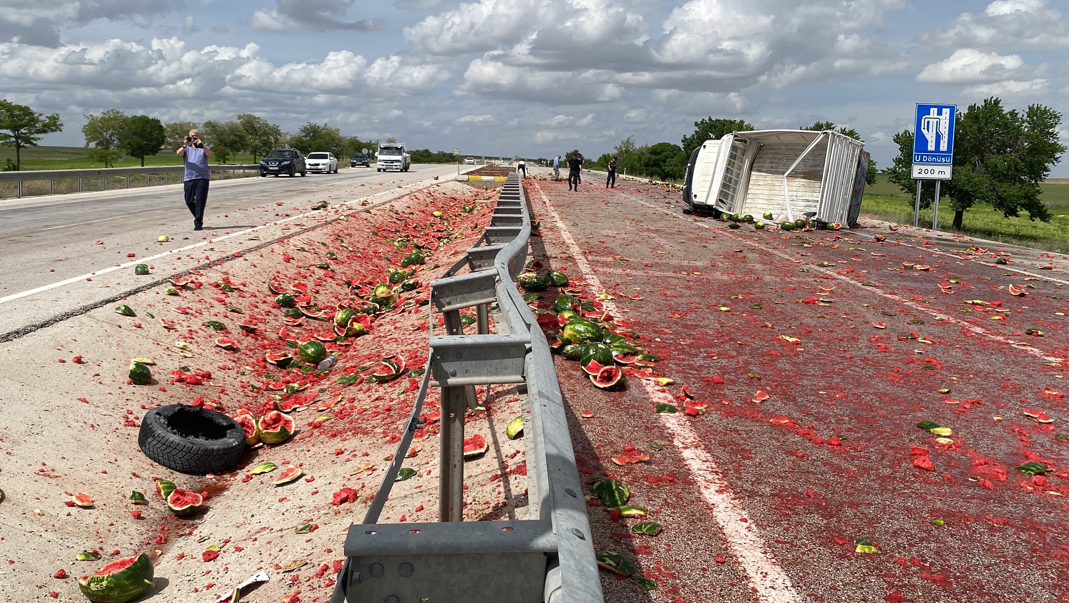 Konya'da yol kırmızıya boyandı! Karpuz yüklü kamyonet devrildi, yaralılar var Konya'da yol kırmızıya boyandı! Karpuz yüklü kamyonet devrildi, yaralılar var - 2. Resim