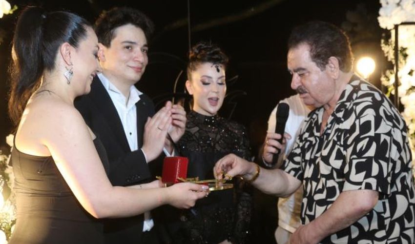 Nişan töreninde espriler havada uçuştu! İbrahim Tatlıses konukları kahkaha krizine soktu - 1. Resim