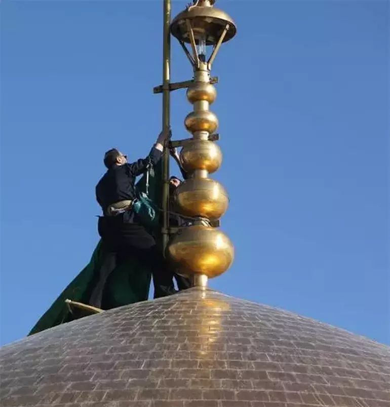 Reisi'nin ölümünü böyle duyurdular! İmam Rıza Türbesi’ne siyah bayrak çekildi - 1. Resim