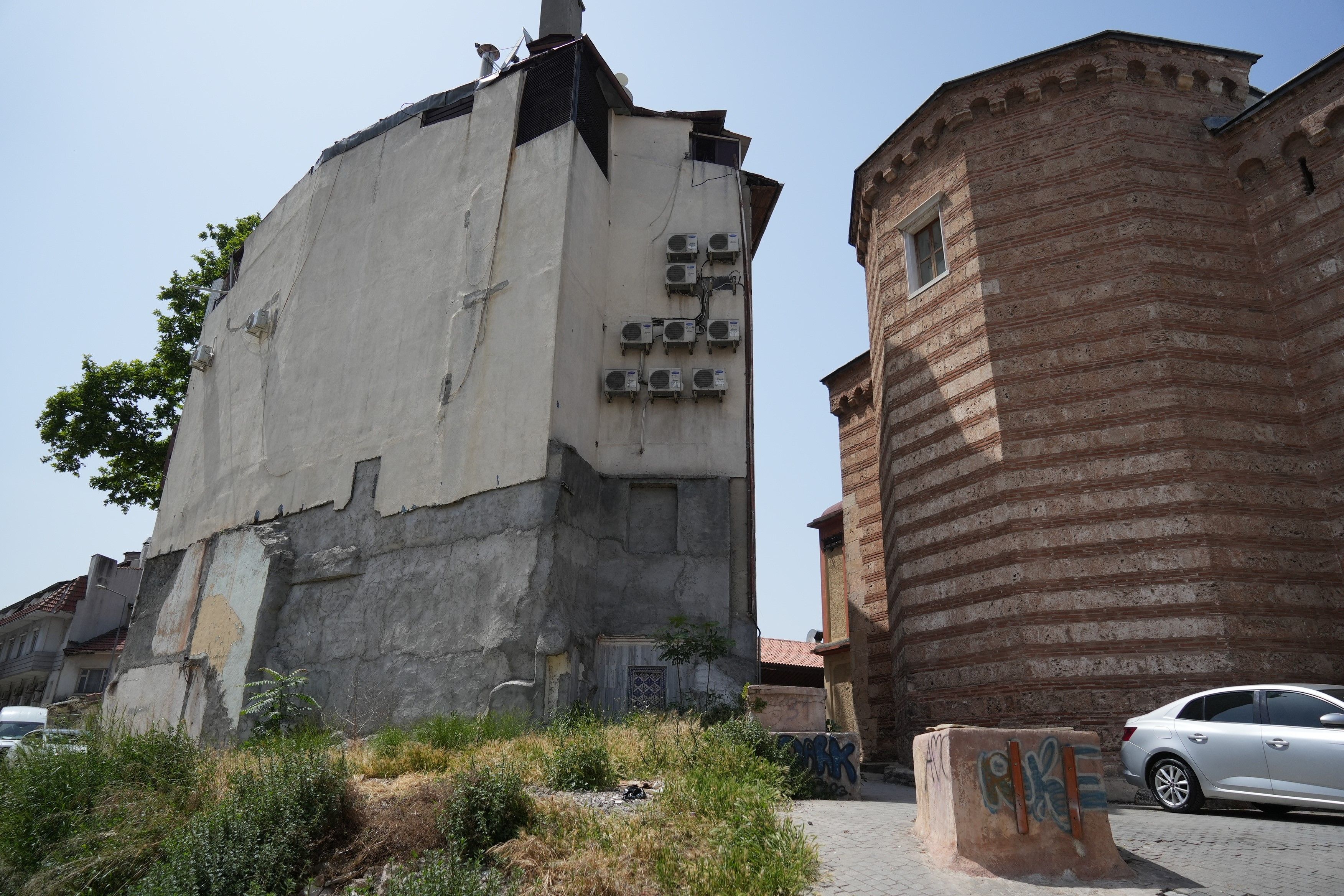 Bakımsızlıktan kendi haline terk edildi! 6,5 asırlık Hüdavendigar Camii kurtarılmayı bekliyor Bakımsızlıktan kendi haline terk edildi! 6,5 asırlık Hüdavendigar Camii kurtarılmayı bekliyor - 1. Resim