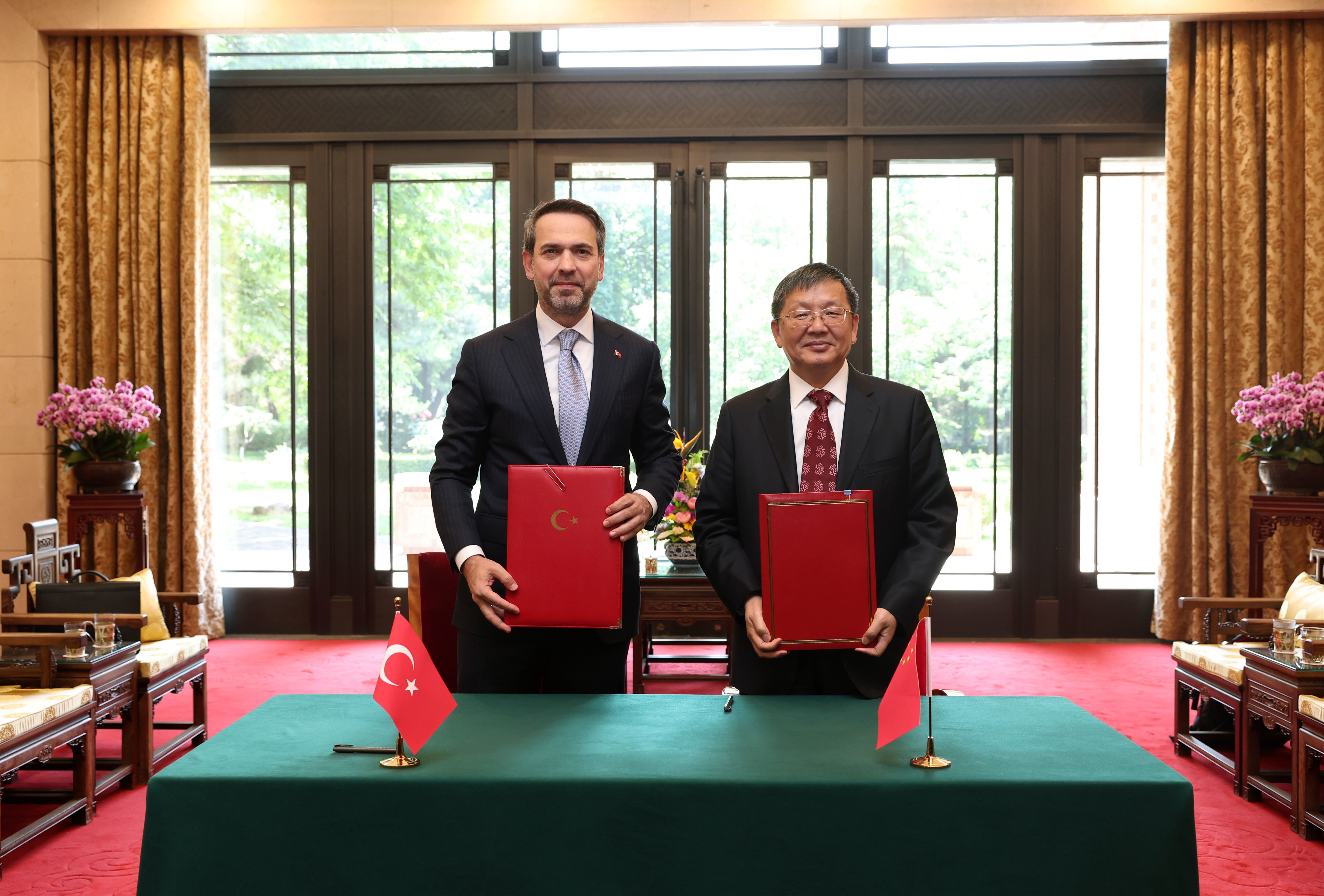 Çinli şirketler Türkiye'ye akın edecek... Ankara-Pekin arasında 'Enerji Dönüşümü' anlaşması imzalandı Çinli şirketler Türkiye'ye akın edecek... Ankara-Pekin arasında 'Enerji Dönüşümü' anlaşması imzalandı - 1. Resim