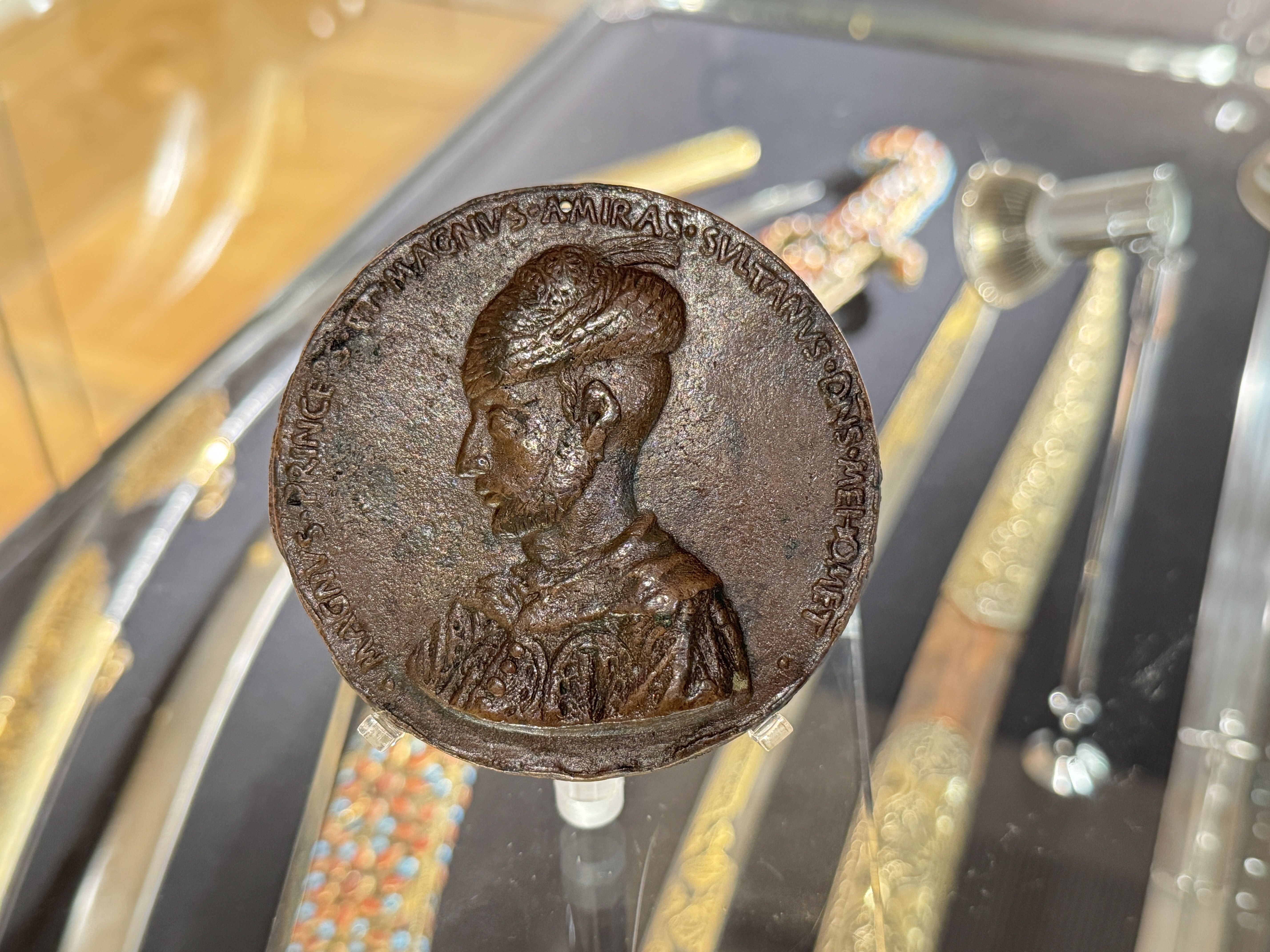 Fatih Sultan Mehmed'in 'tılsımlı' denilen madalyonu satıldı Değeri 81 milyar lira! Fatih Sultan Mehmed'in 'tılsımlı' denilen madalyonu satılıyor - 2. Resim