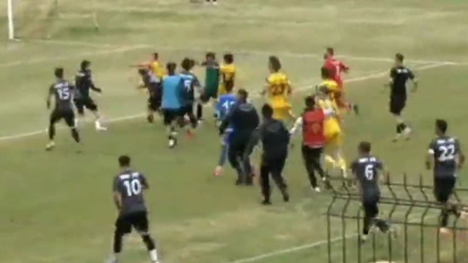 Futbol sahası boks ringine d&ouml;nd&uuml;! Ma&ccedil;ı bırakıp yumruklaştılar, 16 kırmızı kart &ccedil;ıktı - 1. Resim