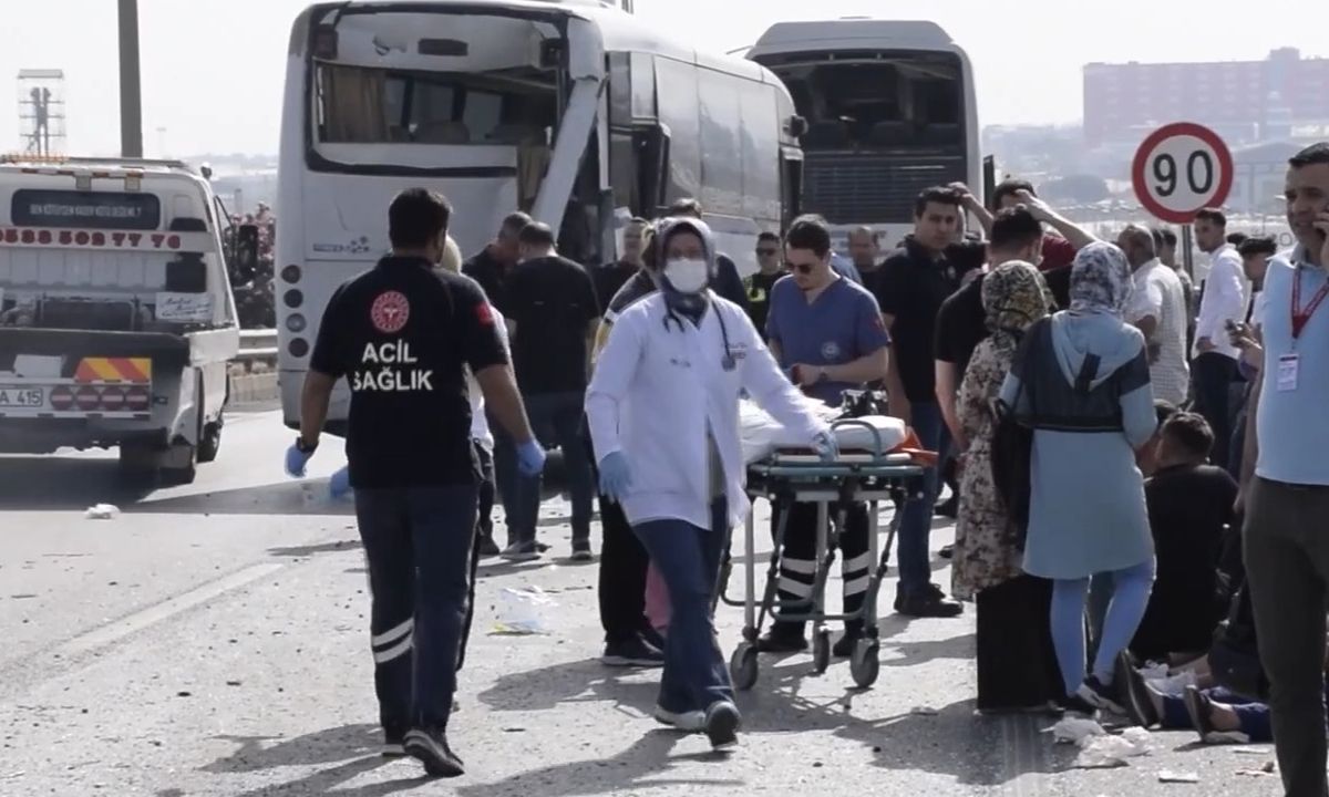 İki midibüs ile otobüs çarpıştı, ortalık savaş alanına döndü: 35 yaralı İki midibüs ile otobüs çarpıştı, ortalık savaş alanına döndü: 35 yaralı - 2. Resim