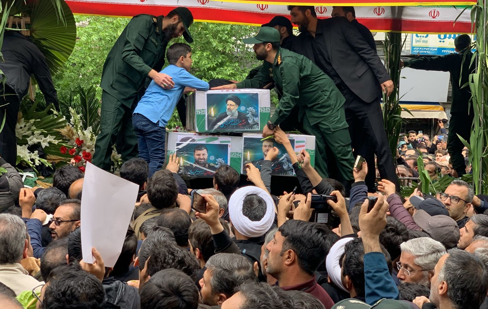 İran'da on binlerce insan sokakta! Reisi'nin cenazesinde izdiham yaşanıyor İran'da on binlerce insan sokakta! Reisi'nin cenazesinde izdiham yaşanıyor - 1. Resim