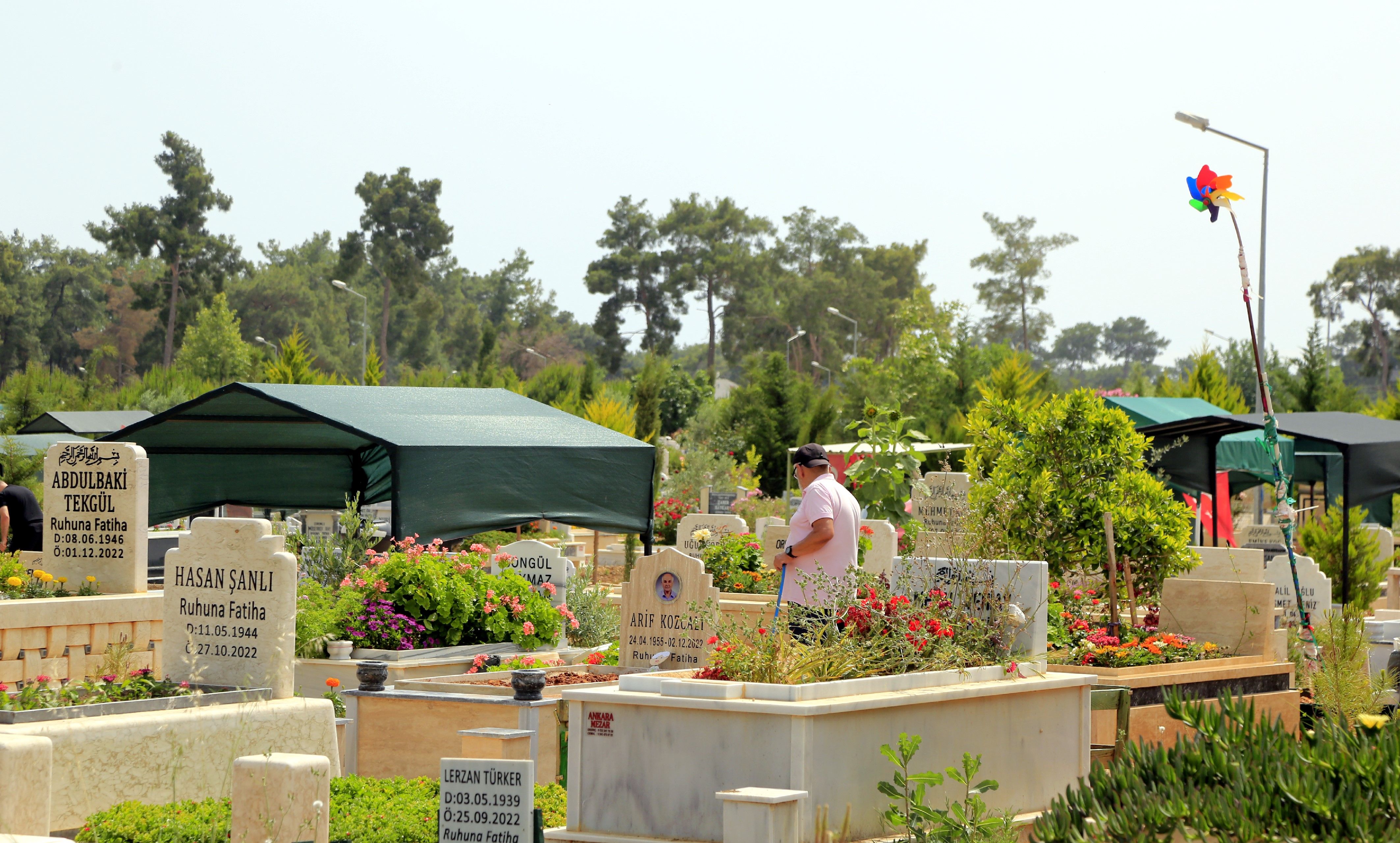 Mezarlık &ccedil;adır kente d&ouml;nd&uuml;! Belediyeyle halk karşı karşıya geldi - 1. Resim