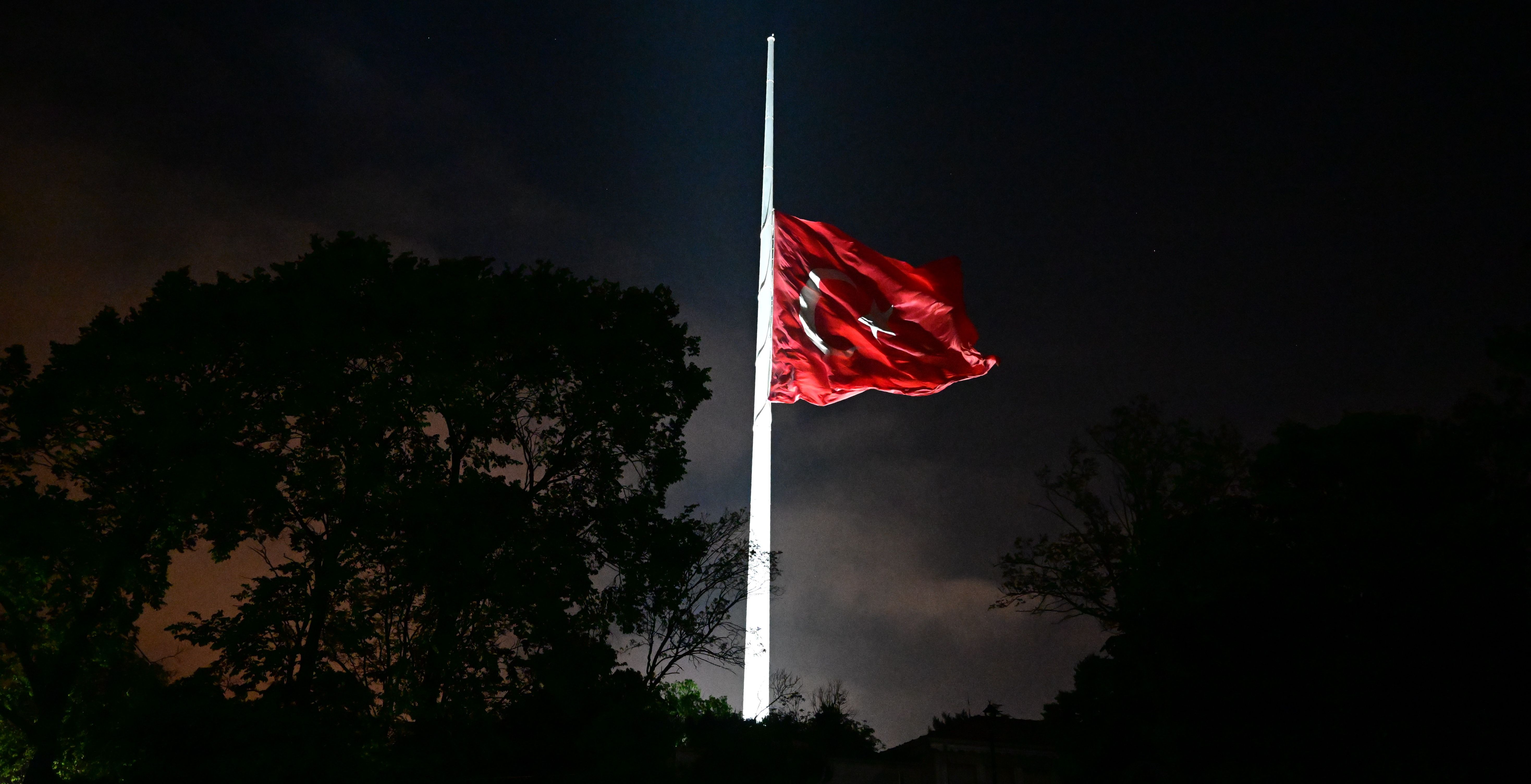 Milli yas nedeniyle bayraklar yarıya indirildi - 1. Resim