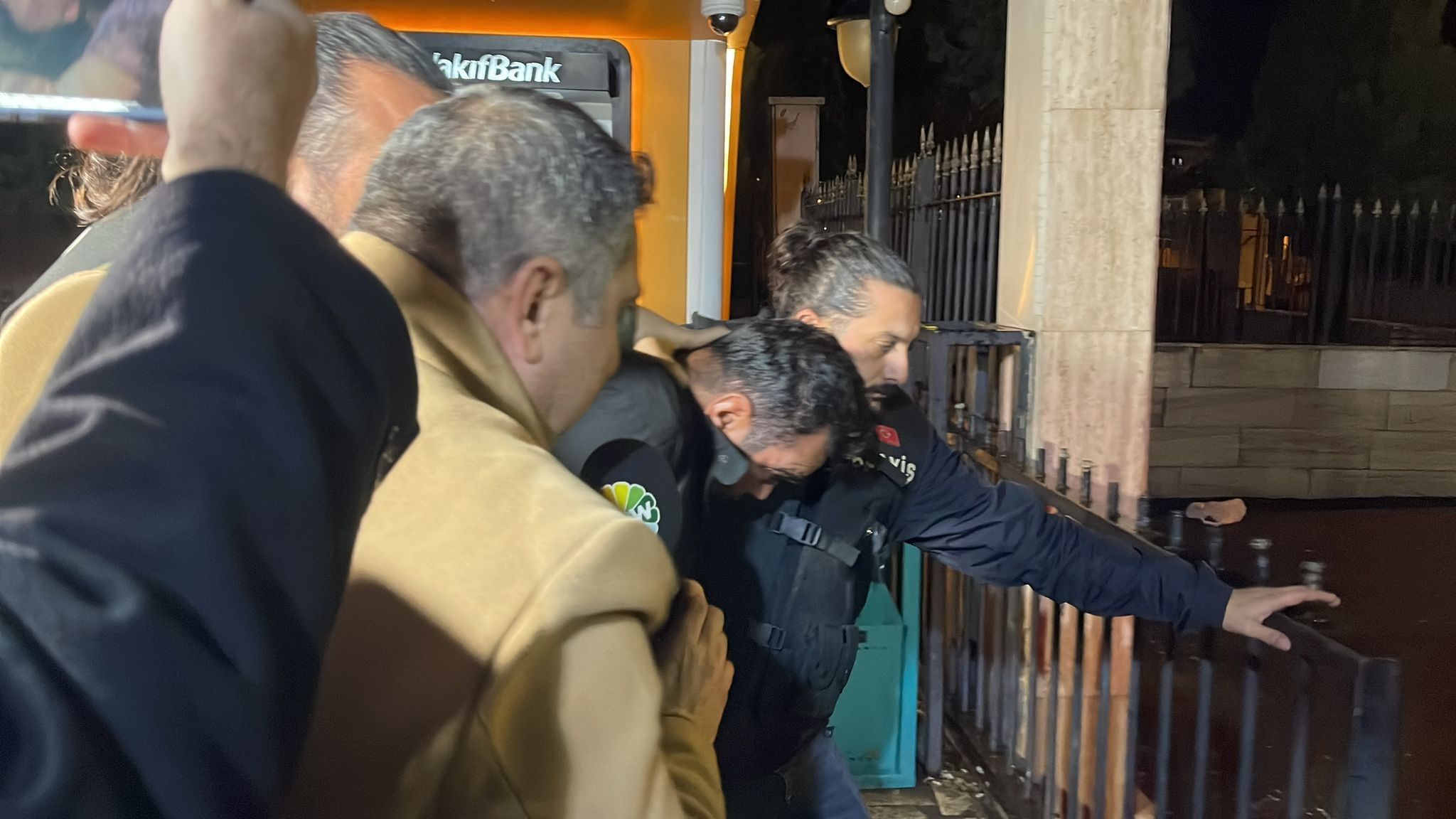 Aracı kanala sürerek ailesinin ölümüne neden olan şahıs için 6 kez ağırlaştırılmış müebbet talebi Şanlıurfa’da aracı sulama kanalına sürdüğü öne sürülen sanık için 6 kez ağırlaştırılmış müebbet talebi - 1. Resim