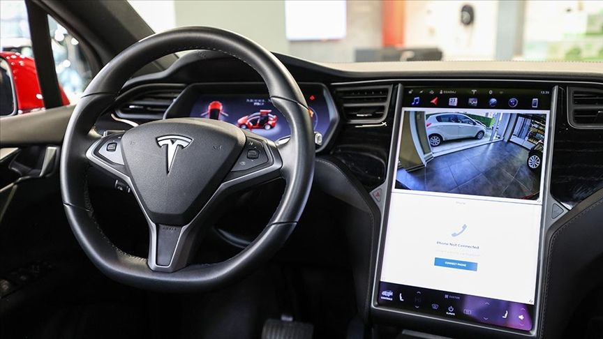 Tesla sürücüsü otonom modda trene çarpmaktan son anda kurtuldu! - 1. Resim