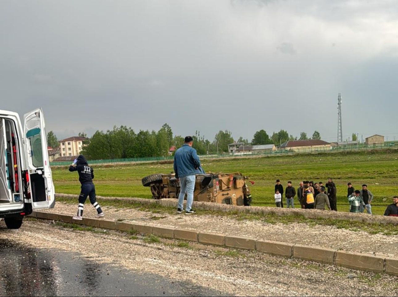 Yüksekova'da acı olay! Askeri araç devrildi, 2 asker yaralandı Yüksekova'da acı olay! Askeri araç devrildi, 2 asker yaralandı - 1. Resim