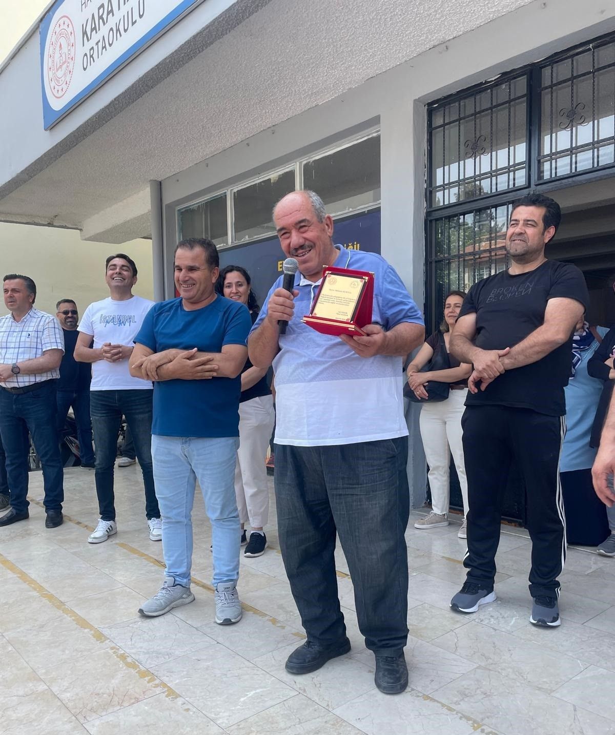 40 yıl aynı okulda g&ouml;rev yaptı! &Ouml;ğrencilerden 