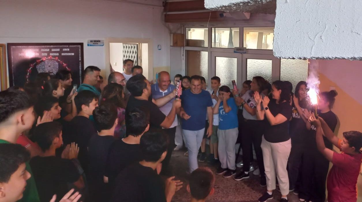 40 yıl aynı okulda g&ouml;rev yaptı! &Ouml;ğrencilerden 