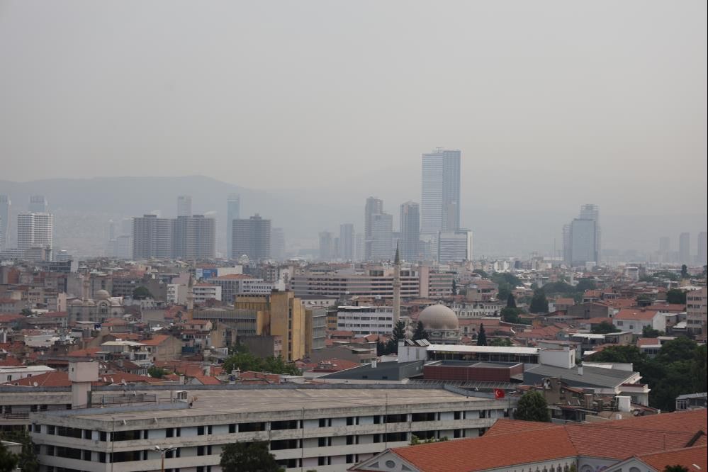 Afrika'dan gelen çöl tozu İzmir'e sis gibi çöktü - 1. Resim