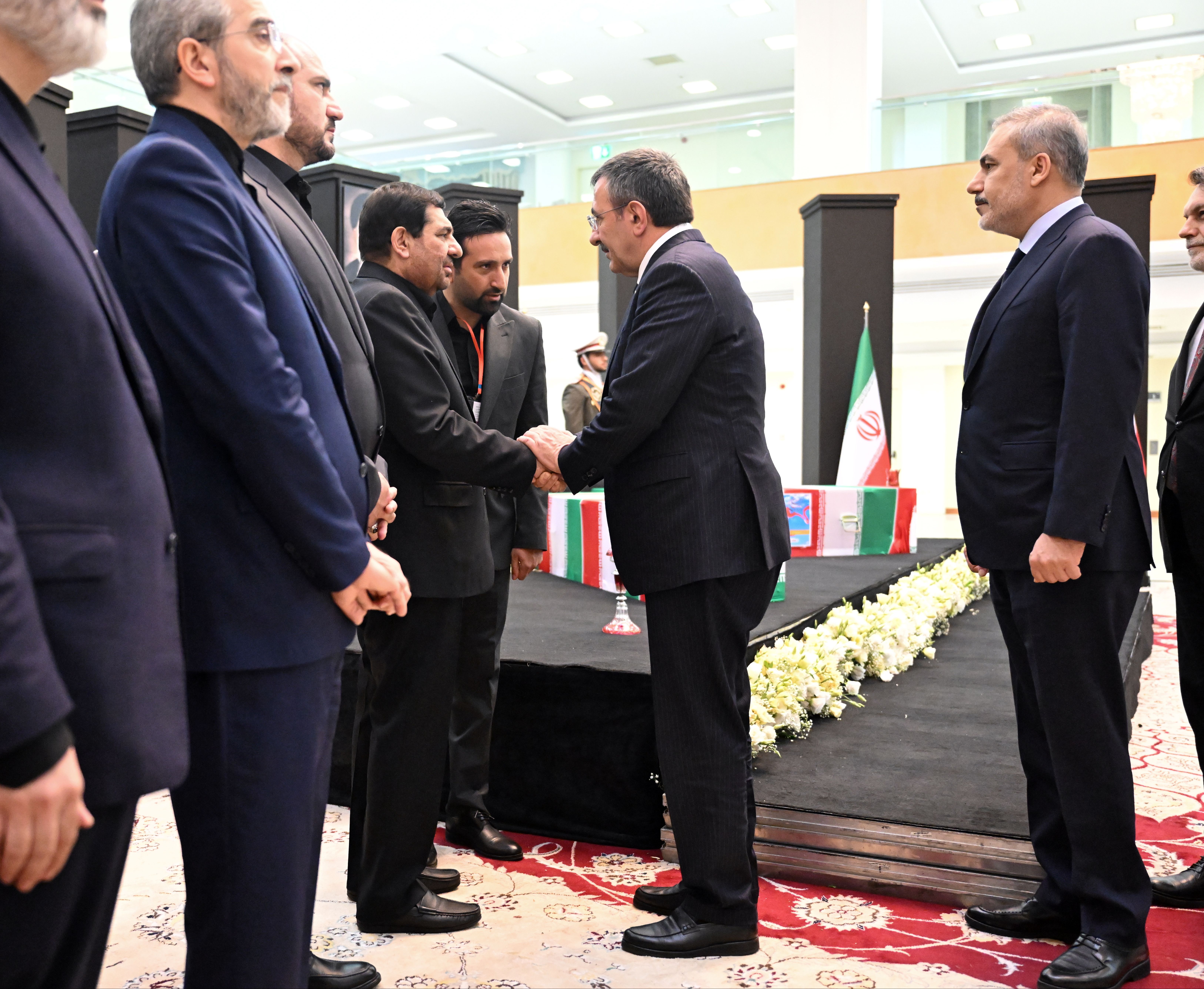 Cumhurbaşkanı Yardımcısı Cevdet Yılmaz ve Dışişleri Bakanı Hakan Fidan İbrahim Reisi'nin taziye merasimine katıldı - 2. Resim