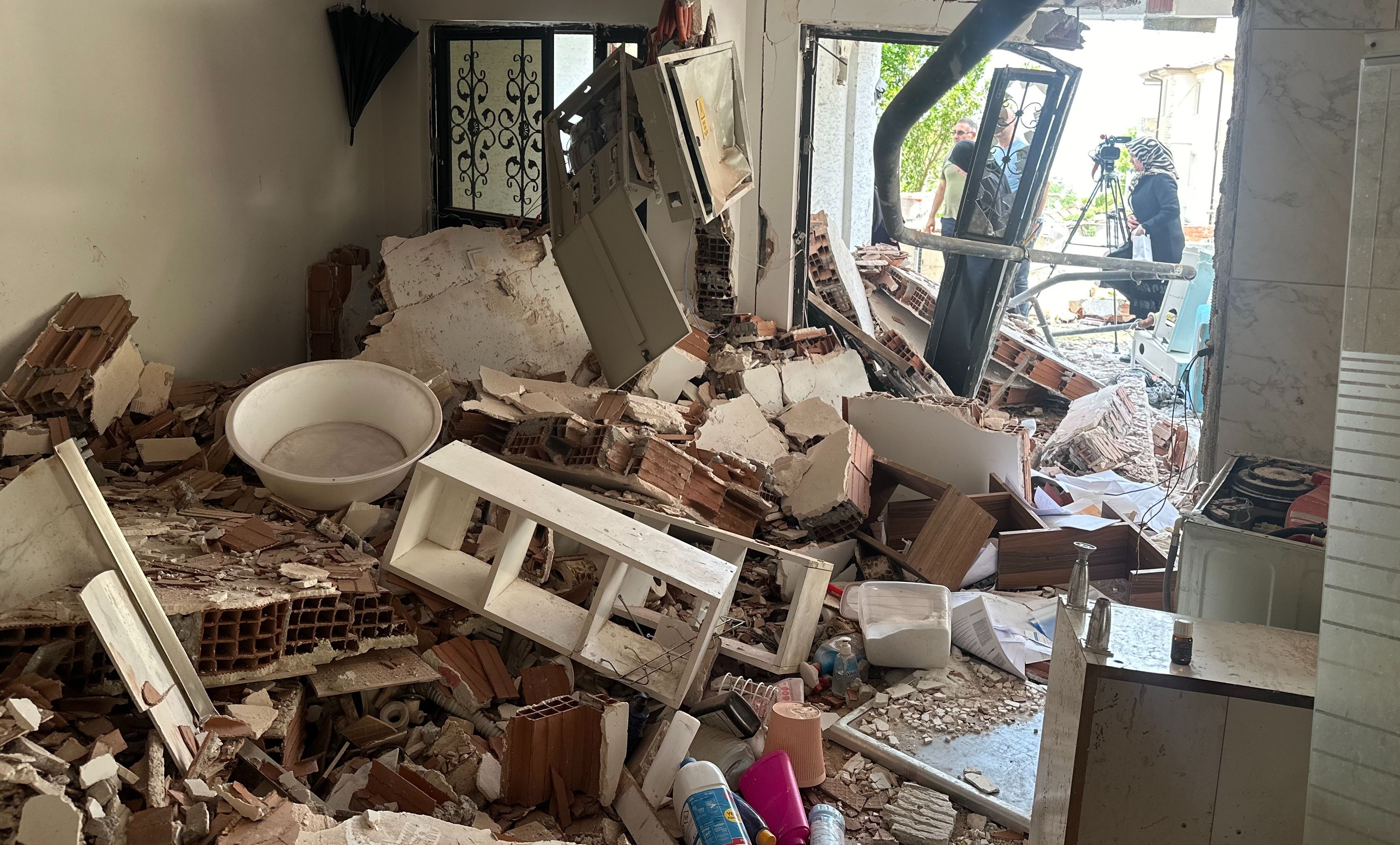 Ev sahibine kızıp evi havaya uçuran kiracıyla ilgili şoke eden sözler: Eşimi de havaya uçurmak istedi Ev sahibine kızıp evi havaya uçuran kiracıyla ilgili şoke eden sözler: Eşimi de havaya uçurmak istedi - 2. Resim