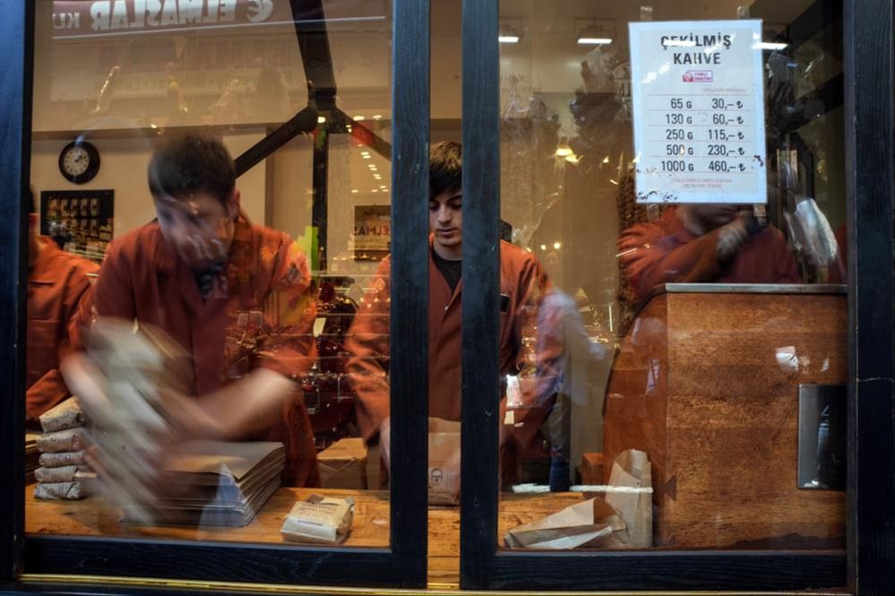 Fiyatı artıyor ama talep azalmıyor! Kilosu 460 TL, tarihi kahvecide kuyruk uzadık&ccedil;a uzuyor - 2. Resim