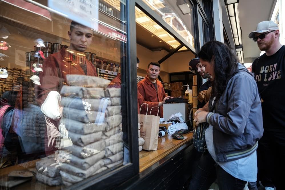 Fiyatı artıyor ama talep azalmıyor! Kilosu 460 TL, tarihi kahvecide kuyruk uzadık&ccedil;a uzuyor - 1. Resim