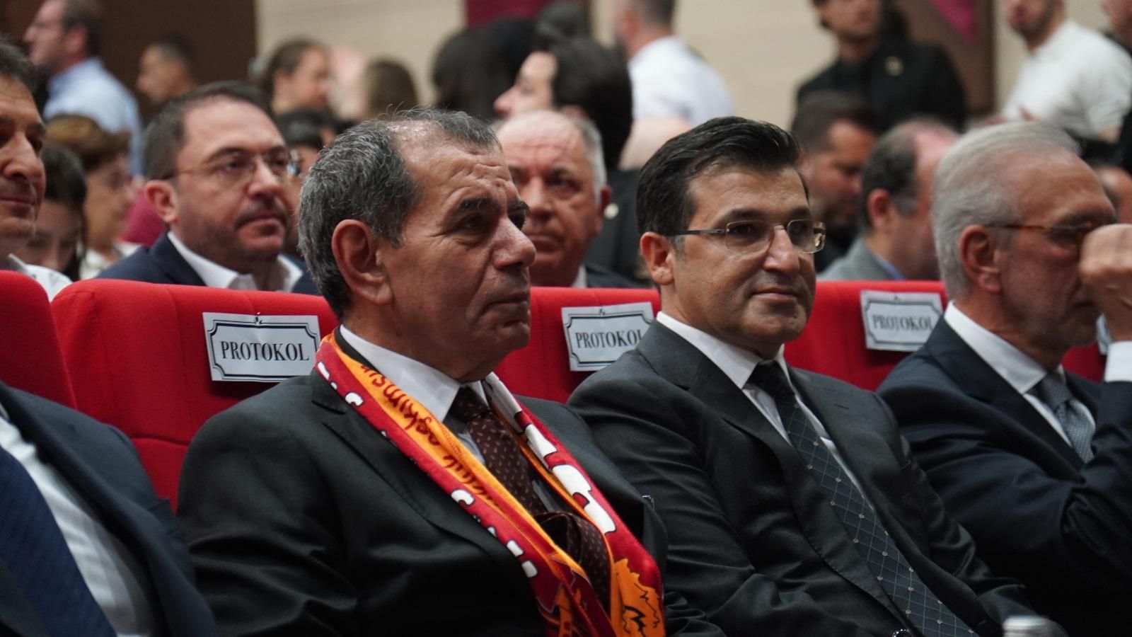 İstanbul Topkapı Üniversitesi öğrencilerinden, Galatasaray Spor Kulübü Başkanı Dursun Özbek’e “Yılın Spor Yöneticisi” ödülü! İstanbul Topkapı Üniversitesi Öğrencilerinden, Galatasaray Spor Kulübü Başkanı Dursun Özbek’e “Yılın Spor Yöneticisi” Ödülü - 2. Resim