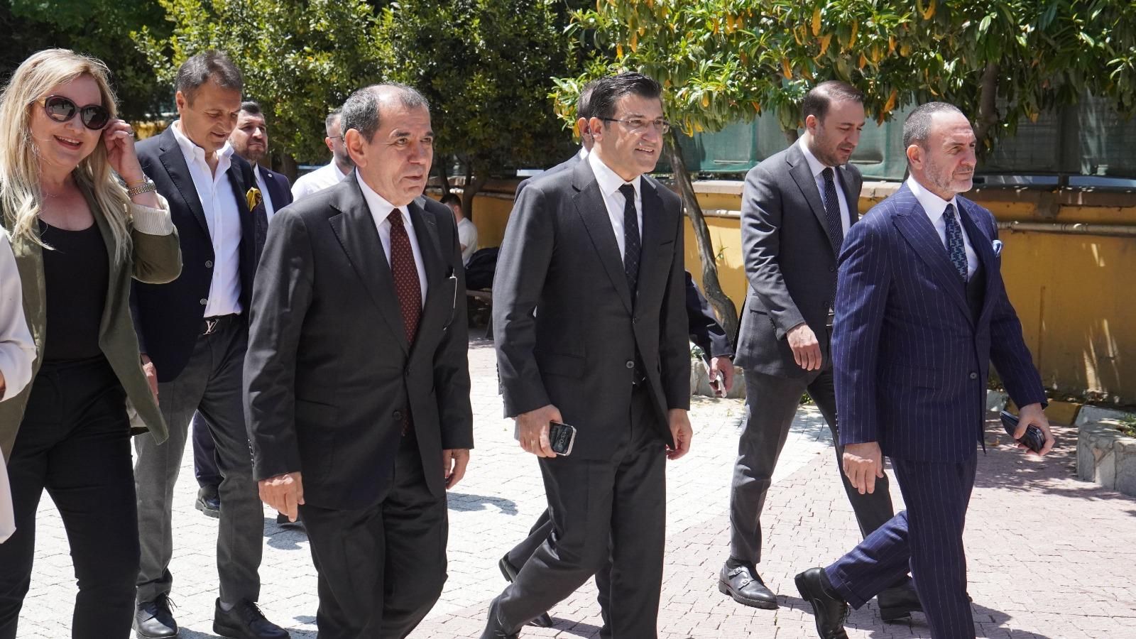 İstanbul Topkapı Üniversitesi öğrencilerinden, Galatasaray Spor Kulübü Başkanı Dursun Özbek’e “Yılın Spor Yöneticisi” ödülü! İstanbul Topkapı Üniversitesi Öğrencilerinden, Galatasaray Spor Kulübü Başkanı Dursun Özbek’e “Yılın Spor Yöneticisi” Ödülü - 1. Resim