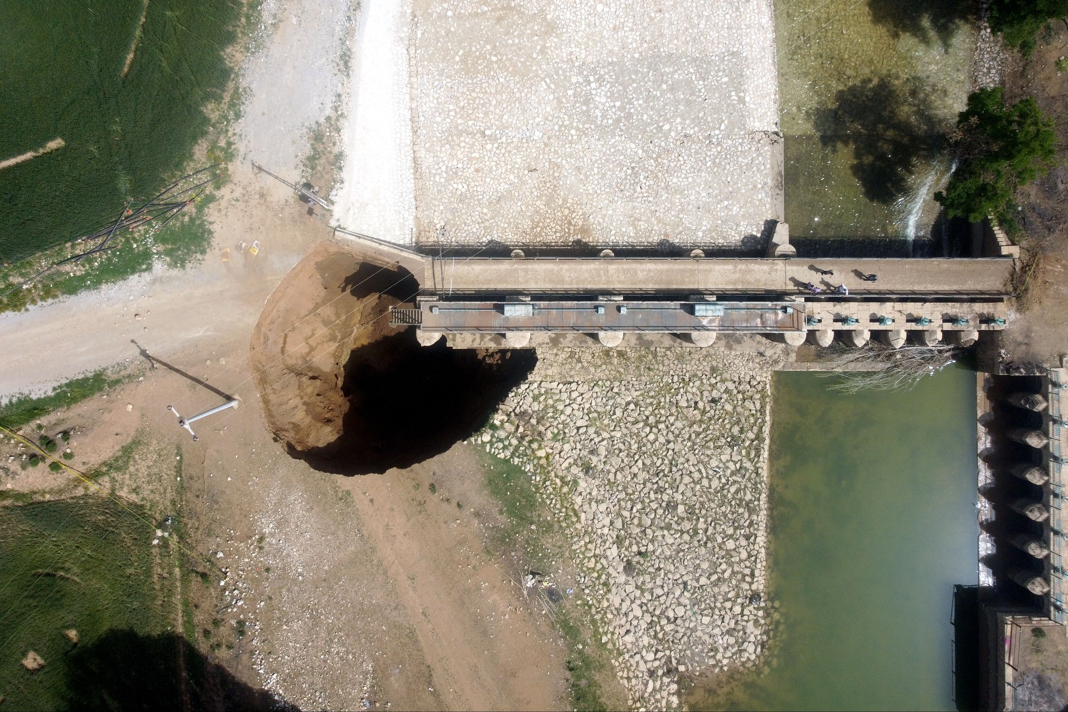 Konya'daki bir kanalda meydana gelen obruk korkuttu - 1. Resim